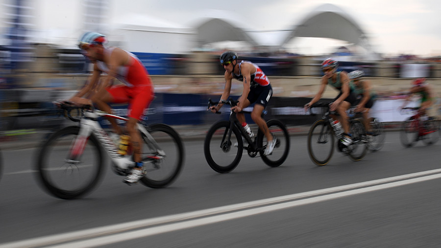 World Triathlon допустила спортсменов из РФ к соревнованиям с флагом и гимном