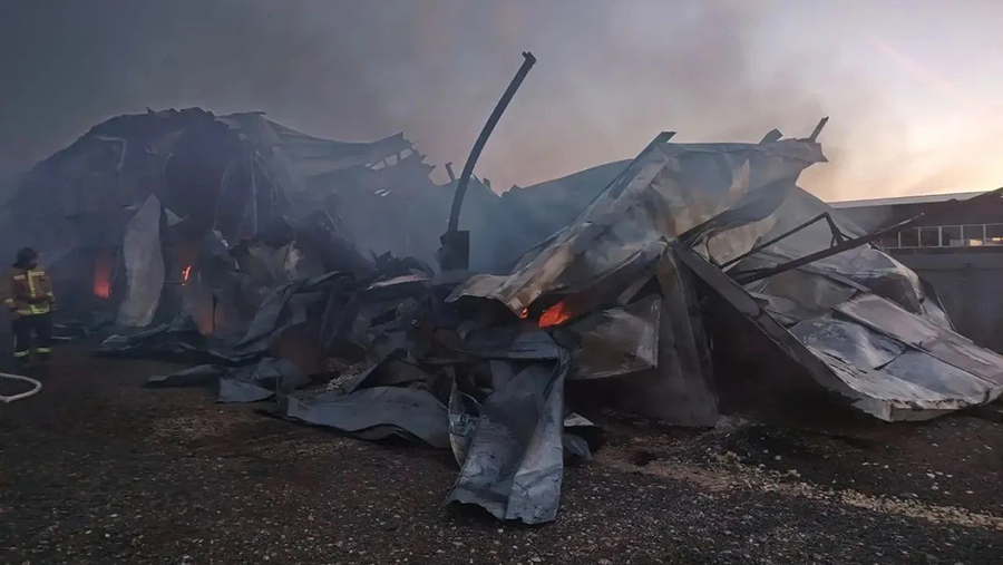 При пожаре на складе бумаги в Ленобласти пострадали два человека