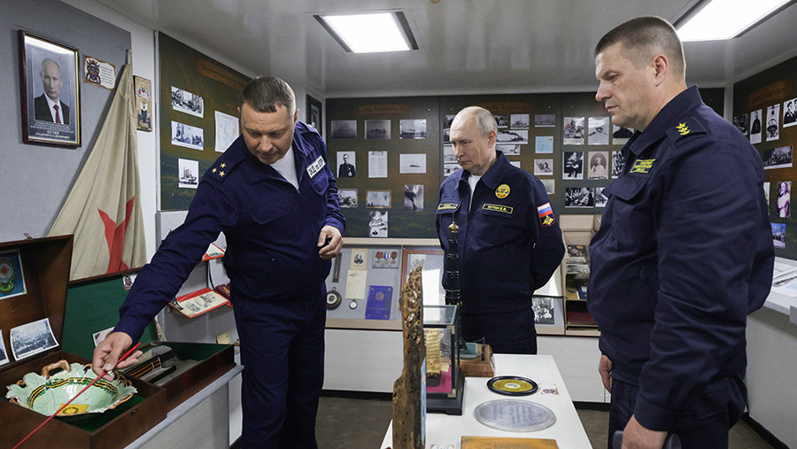 Путин оставил автограф в Книге почетных посетителей ракетного крейсера «Варяг» Путин оставил автограф в Книге почетных посетителей ракетного крейсера «Варяг»