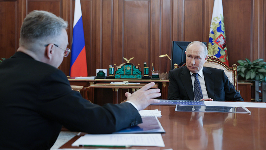 Путин обсудил с губернатором Cтаврополья сферу сельского хозяйства и инвестиции Путин обсудил с губернатором Cтаврополья сферу сельского хозяйства и инвестиции