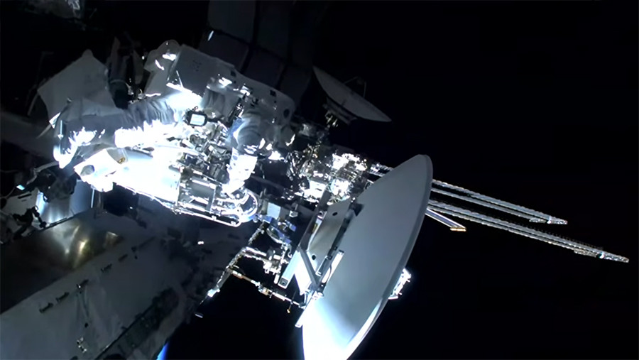 Астронавты NASA и ESA проводят ремонтные работы в открытом космосе. Трансляция