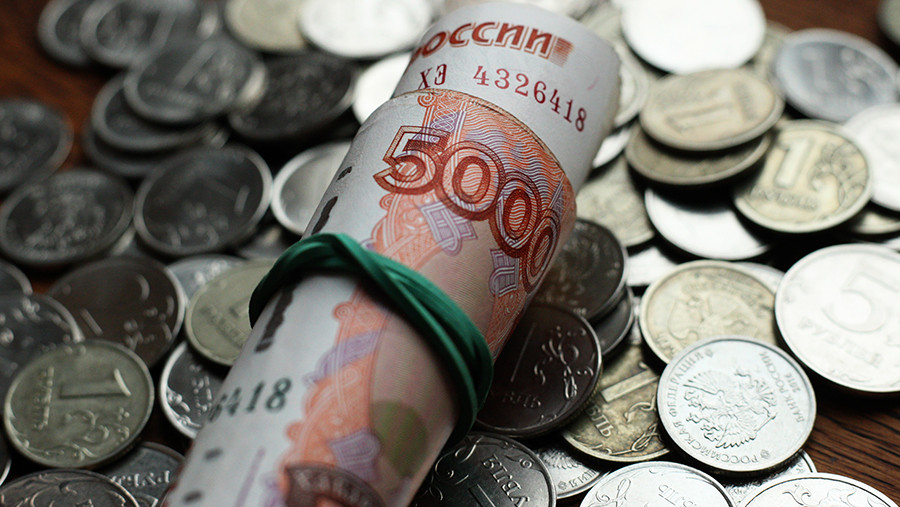 Отток средств россиян за рубеж ускорился вдвое с начала года
