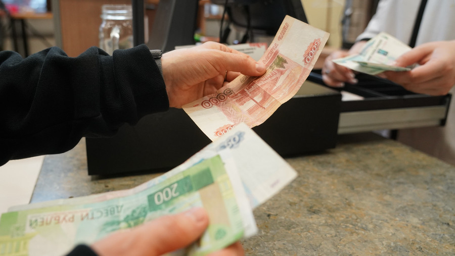 Эксперт рассказал о причинах лишних трат россиян по выходным