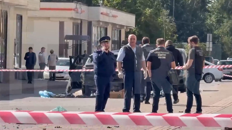 Стали известны имена погибшего и пострадавшей при взрыве машины в Петербурге Стали известны имена погибшего и пострадавшей при взрыве машины в Петербурге