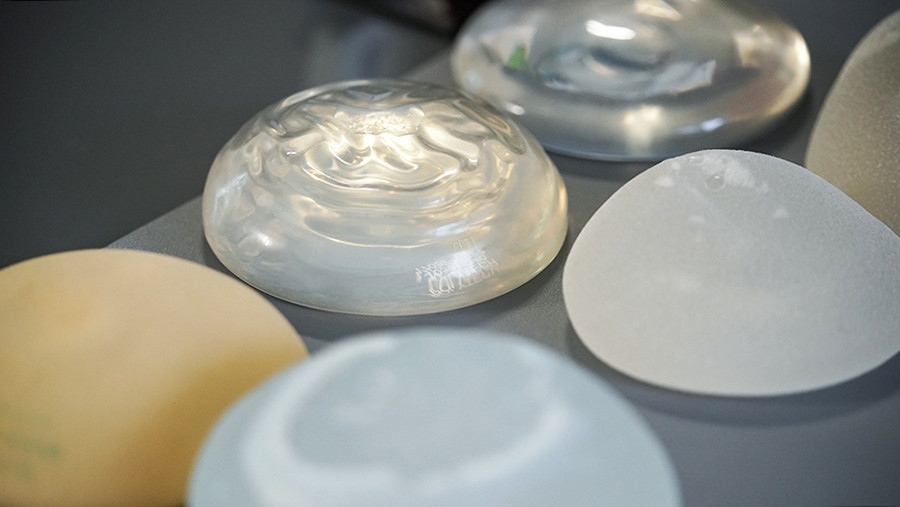 Женщина попала в реанимацию перед установкой имплантов в клинике Москвы