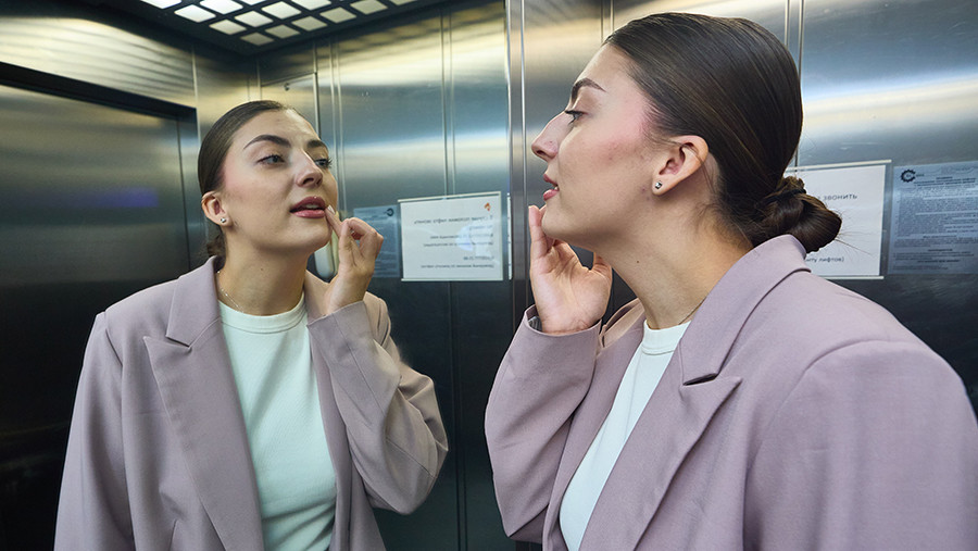 Косметолог рассказала о влиянии офисной работы на появление &laquo;бульдожьих щек&raquo;
