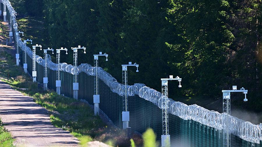 Финляндия почти завершила строительство забора на границе с Россией Финляндия почти завершила строительство забора на границе с Россией