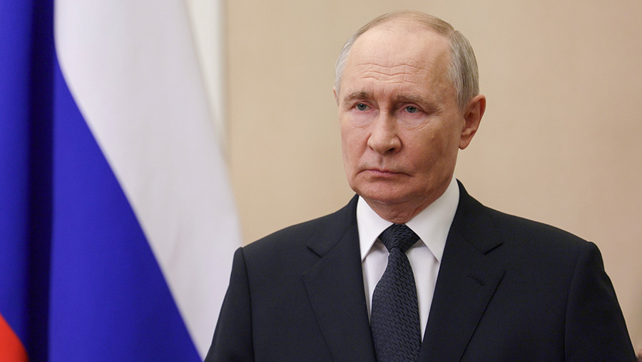 Путин прилетел с рабочим визитом в Красноярск Путин прилетел с рабочим визитом в Красноярск