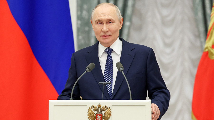 Путин подписал закон о продлении контрактов со служащими старше 70 лет в Донбассе