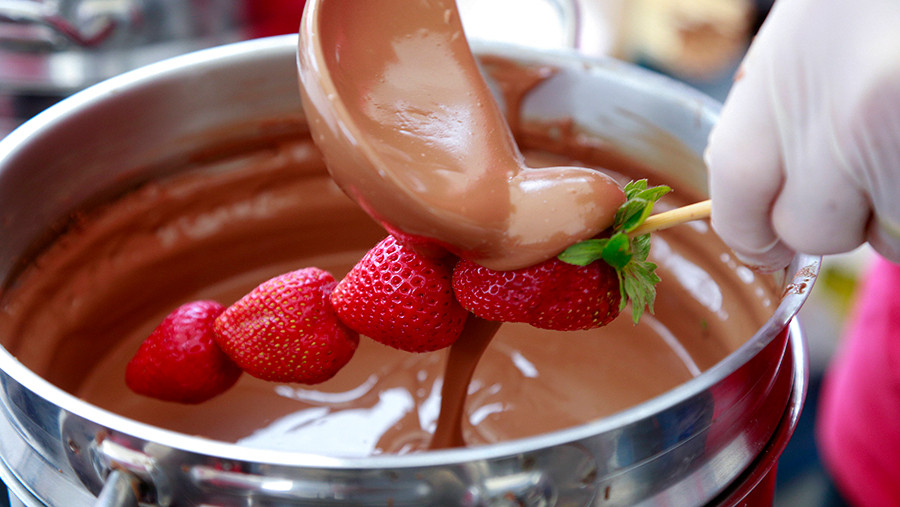 Россияне стали чаще дарить клубнику в шоколаде без повода