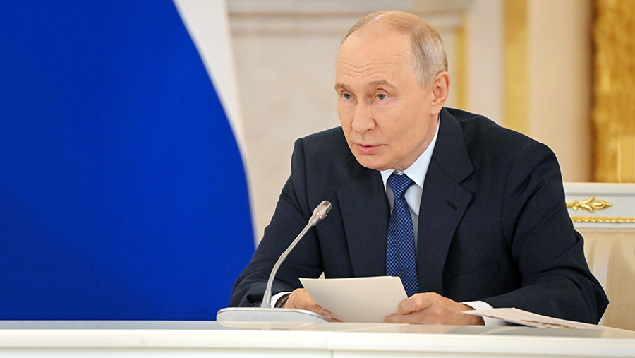Путин назвал имя Ахмата-Хаджи Кадырова навсегда вписанным в историю России Путин назвал имя Ахмата-Хаджи Кадырова навсегда вписанным в историю России
