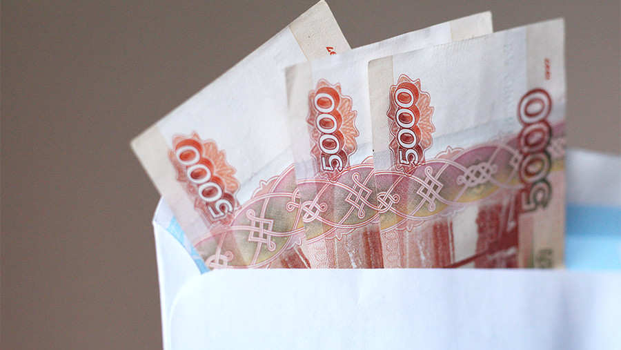 Средняя зарплата в трех регионах России превысила 200 тыс. рублей