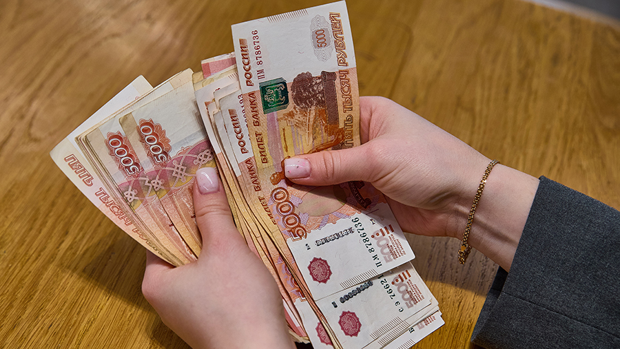 Средних зарплат более 100 тыс. рублей в мае достигли 25 российских регионов